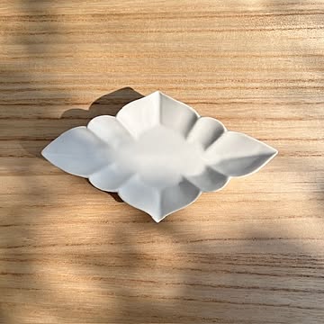 臼杵焼　USUKIYAKI 稜花菱豆皿 ホワイト  USUKIYAKI研究所