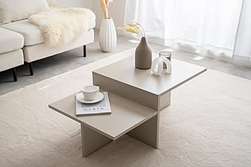 直線的なデザインと段違いの天板が目を惹くセンターテーブル