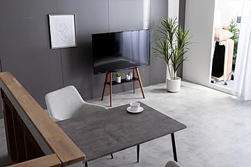 場所を取らないスタイリッシュなフォルムと異素材のツートンで作り上げたテレビスタンド