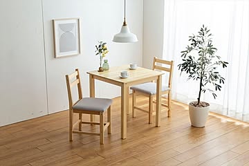 お部屋に馴染みやすいカラーと温かみある木目が特徴のダイニングセット
