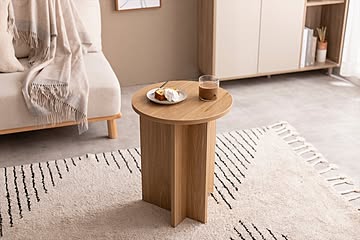 丸い天板と個性的な脚部がこなれた空間を演出するラウンドサイドテーブル