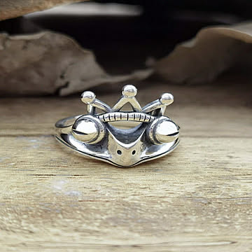 リング 王冠 王様 カエル 蛙 シルバーアクセサリー シルバーリング 指輪 銀 蛙 フロッグ かえる 金運 安全 無事に帰る 願掛け ユニーク キュート ピンキー