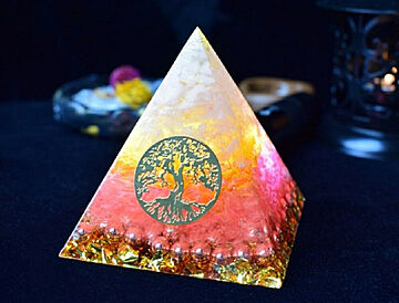置物 オルゴナイト ユグドラシル ストーン チャクラ 幸運 パワー 石 コイル 金箔 有機物 無機物 ピラミッド 三角形 樹脂 パワ−ストーン  癒し 浄化