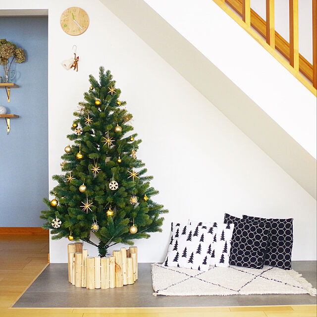 おすすめクリスマスツリーをサイズ別に紹介】北欧風ツリーや1R向きの細身タイプなど | RoomClip mag | 暮らしとインテリアのwebマガジン