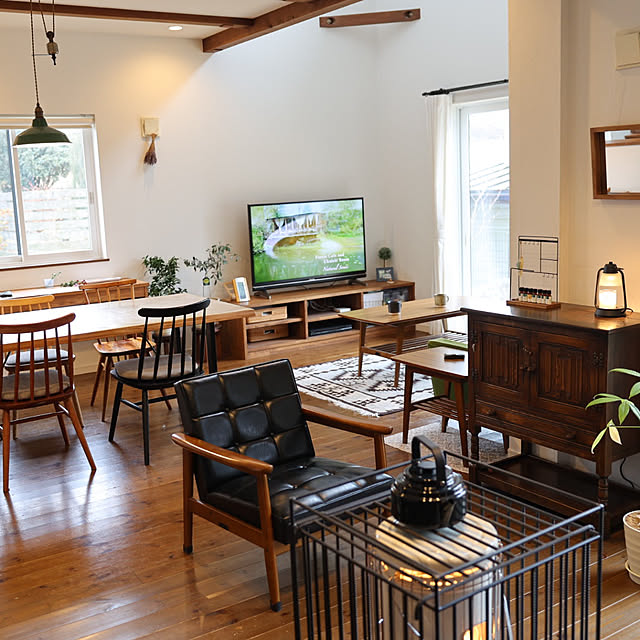 Lounge,カリモク60,椅子,木製,雑貨,アンティーク,珪藻土,お気に入りの場所,造作棚,リボス,リラックスタイム,自然素材,カフェ風インテリア,珪藻土の壁,木のある暮らし,里山エンジン,好きな風景,子供のいる暮らし,おうち時間,買ってよかったもの,心地よい暮らし,アイアン素材,わが家の暖房器具・ストーブ,RoomClipショッピング,コーヒーのある暮らし komatsu6166の部屋