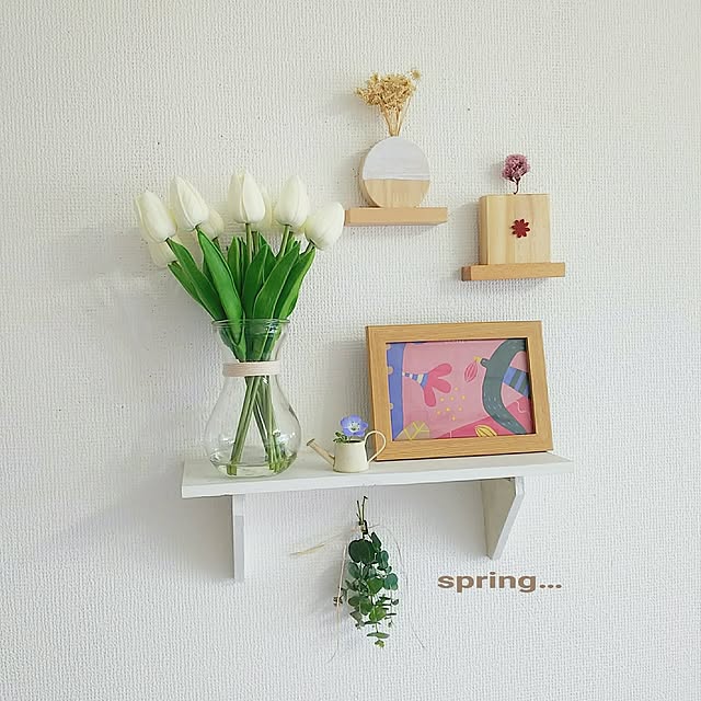 My Shelf,春の模様替え,お花のある暮らし,ナチュラル,ナチュラルが好き,グリーンのある暮らし,季節を感じる暮らし,ペンキ壁,チューリップ,KALDIの紙袋,コメントお気遣いなく(⁎ᴗ͈ˬᴗ͈⁎),フラワーベース,フレーム,セリア,春,ユーカリ,ナチュラルインテリア,手作り,飾り棚,ダイソーウッドプッシュピン,春爛漫*¨*•.¸¸♪,100均 umiumiの部屋