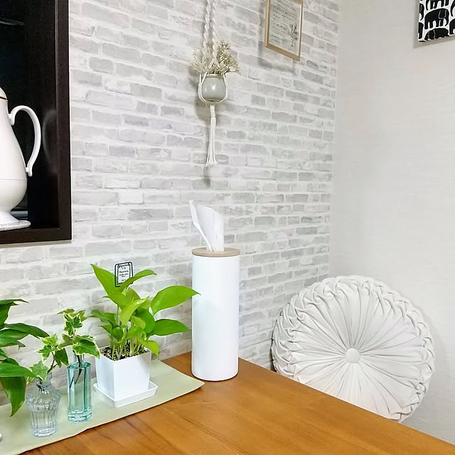 Lounge,ティッシュケース,ダイソー,アイビー,ポトス,ヒメモンステラ,セリアの小瓶,壁紙屋本舗,レンガ調,壁紙貼り替え,百均,水挿し,グリーンのある暮らし,リン,山崎実業,RIN,ボトル型ティッシュケース,立てる収納,タイガー魔法瓶,セリア,フィンレイソン エレファンティ,ニトリ,デコホーム,ダリアクッション,チーク家具,スキャンティーク,ゴールド,シャビー,レトロ,マクラメプラントハンガー,ガーデンピック,ワッツ,アクセントクロス meiの部屋