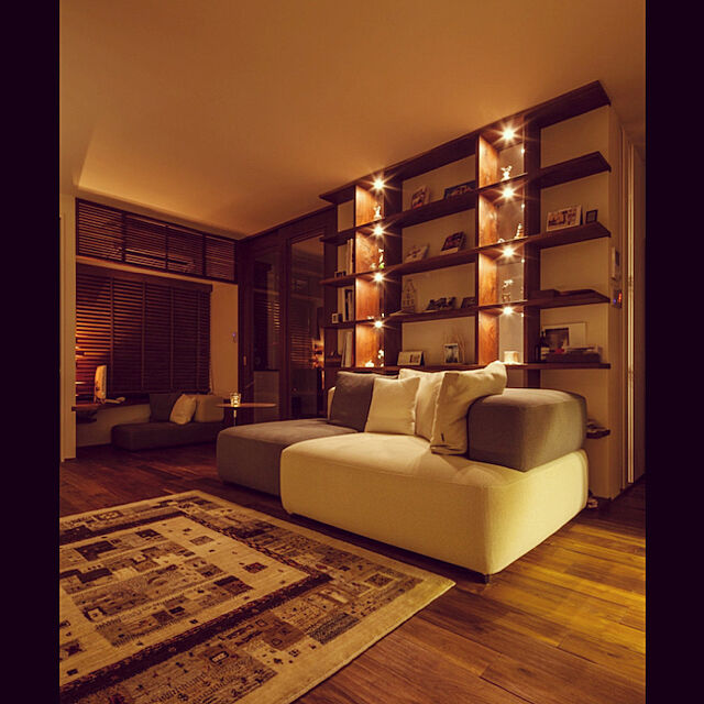 団らんスペース,無垢の家具,製作家具,間接照明,木製ブラインド,クッション,無垢の床,ギャッベ,ハンドスクレイプ加工の床,ソファ,Overview Yumiの部屋