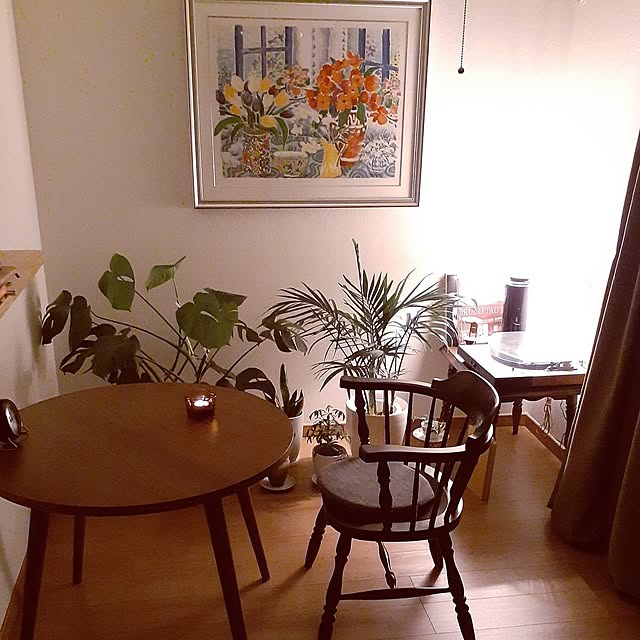 Lounge,リビング,観葉植物,1LDK 1人暮らし,賃貸インテリア,間接照明,絵画　額縁,丸テーブル,松本民芸家具,イッタラ　キャンドルホルダー,キャプテンチェア miaklipの部屋