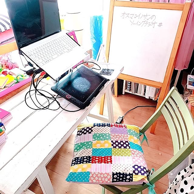 My Desk,カラフル,ディスプレイ,おうち時間,田舎暮らし,田舎,仕事部屋,田舎ライフ,PCデスク,ソーイングルーム,クラフトルーム,心地よい暮らし,椅子,座布団,ソーイング,ハンドメイド,はぎれ saの部屋