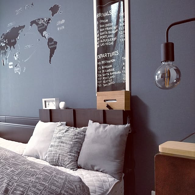 Bedroom,グレーインテリア,ブルーグレーの壁紙,男前インテリア,モノトーン,3coinsの置き時計,ウォールステッカー,DAISO 気化式加湿器,DAISO ティッシュケース,IKEA クッション,ニトリのシーツカバー,グレー系で統一,IKEA テールランプ SACHIの部屋