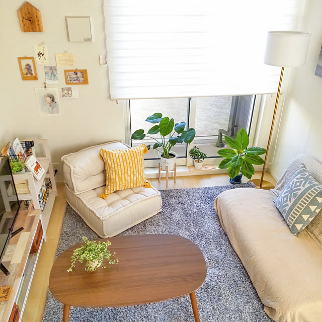 ソファ,フロアクッション,西海岸インテリア,ELEMENTS,一人暮らし,ローソファー,コンパクトソファー,モンステラ,フロアランプ,フィカスアルテシマ,BOHO,こたつ,Overview,1DK Yuukiの部屋