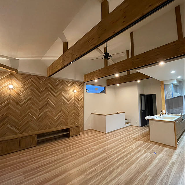 新築一戸建て,化粧梁,ラシッサD ヴィンティア,シーリングファン,平屋の家,平屋,リビング,ヘリンボーン,ヘリンボーンの壁,ヘリンボーン壁,照明,Lounge edamameの部屋