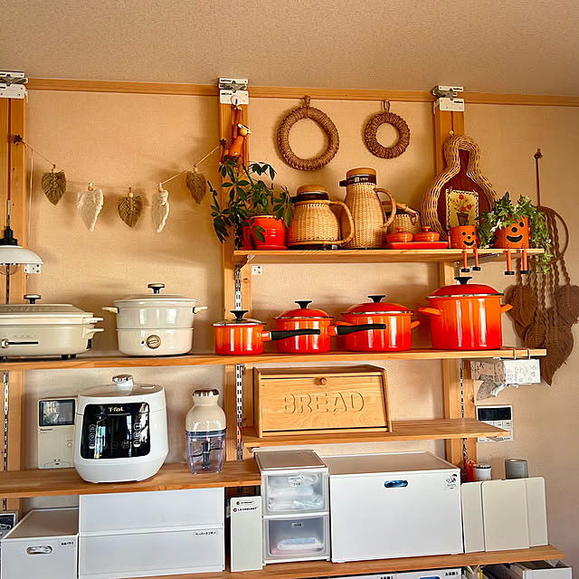 Kitchen,T-faL電気圧力鍋,t-fal 圧力鍋,BRUNO オーバルホットプレート,BRUNOホットプレート,BRUNO,マクラメタペストリー,壁面収納,オレンジ色,ルクルーゼ,ルクルーゼ鍋,棚DIY,カラフルインテリア,築22年,WB工法,WBHOUSE juncocoの部屋