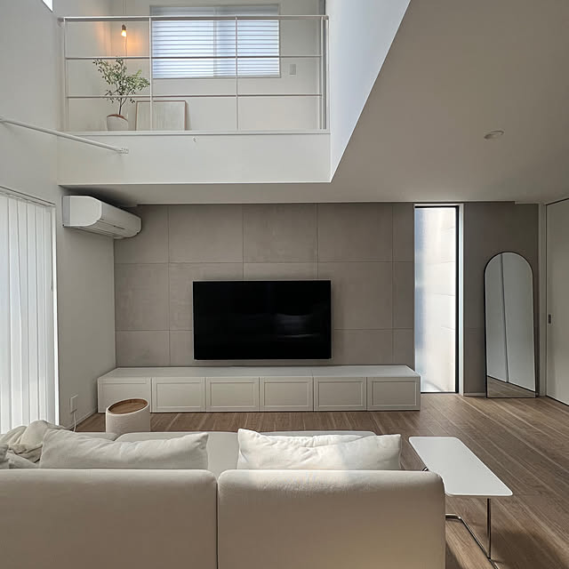 Lounge,吹抜け,スツール,カインズホーム,照明,IKEA,海外インテリア,注文住宅,シンプルが好き,シンプルインテリア,マイホーム記録♡,インスタ→____mhome,ソファ,サイドテーブル,テレビボード,キャットウォーク,壁掛けテレビ,ソーデルハムン,アーチミラー _____mhomeの部屋