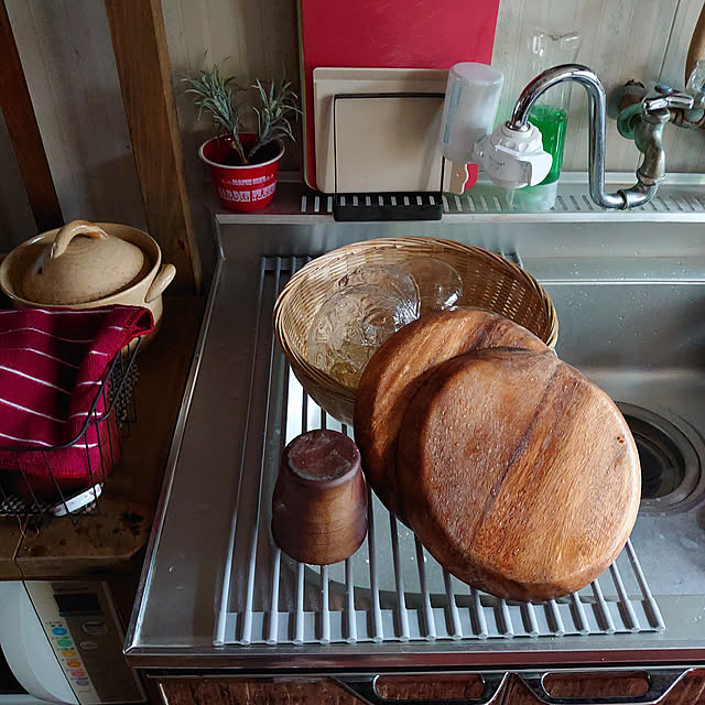 Kitchen,古い家を楽しむ,古い家に住む,築年数46年以上,癒し,田舎暮らし,古い家の台所,水切りザル,倉庫で見つけたザル,古い物で楽しむ,シンクの水ハネは無視してください,祖母が使ってたザル,使えるものは使う,ご飯１合炊きの土鍋,逆さジョイ便利,くるくるたためる水切りラック fukuの部屋