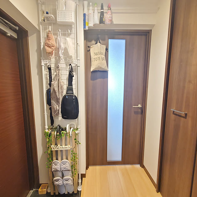 Entrance,100均,Daiso,セリア,ふたり暮らし,同棲,ワイヤーネット,消毒スプレー,突っ張り棒,つっぱり棒,マスク収納,エコバッグ,かさ立て,傘立て,すのこ,DIY,スリッパ bellの部屋