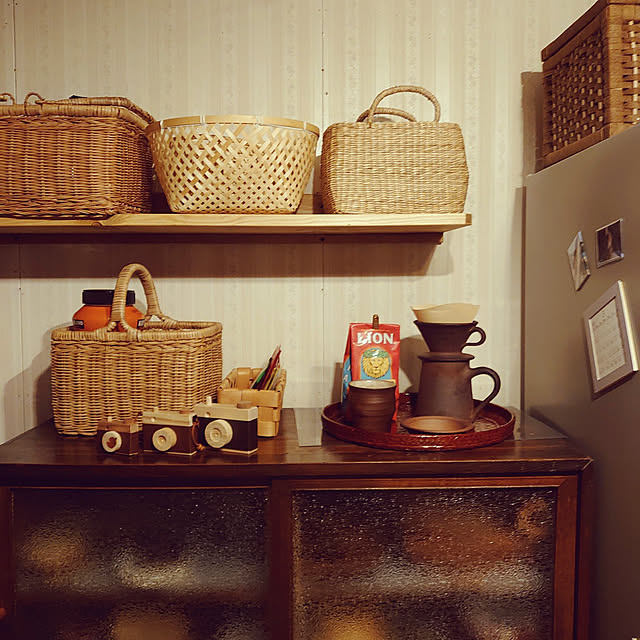 Kitchen,コーヒーのある暮らし,お家で楽しむ,お家を楽しむ,古い家に住む,おうち時間,古い家を楽しむ,手作り,木のカメラ手作り,暮らしを楽しむ,生活を楽しむ,古い家の台所,じいちゃんの作った食器棚,イベント参加,小石原焼辰巳窯コーヒードリッパーセット,小石原焼辰巳窯フリーカップ,カゴ,食後のコーヒー,壁面収納DIY,VANILLA MACADAMIA,ライオンコーヒー,辰巳窯 fukuの部屋