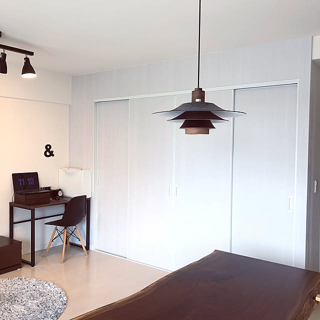 Lounge,イームズチェアリプロダクト,パソコンデスク,ペンダントライト,一枚板テーブル,アトリエ木馬,ドアに壁紙,ファミット,間仕切り,YKK AP,引き戸 yuzukarin1104の部屋