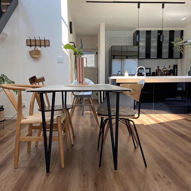 new in.,ダイニングテーブル＆チェア,ウィンザーチェア,ミックスインテリア,好きな部屋で暮らす,ホテルライクに憧れる,グリーンのある暮らし,海外インテリアに憧れる,子どもと暮らす,ドウダンツツジ,シンプルモダン,快適な暮らし,RoomClip運営チームの皆様に感謝♡,LIXIL,OYOY,ホルムガード フローラ,海外風インテリア,hmhome,お花のある暮らし,吹き抜けのある家,ニュアンスミラー,スケルトン階段,My Desk kahomeの部屋