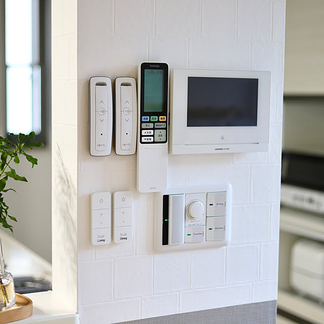 リモコン収納,コメントお気遣いなく♡,DIY,シンプル,壁紙DIY,貼り付け収納,マグネット収納,リモコンの置き場所,モダン,モノトーン,グレーインテリア,すっきり暮らす,収納,整理整頓,Lounge tomoccoの部屋