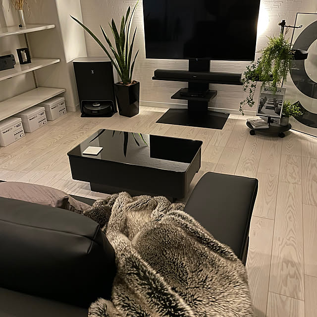 Lounge,リビングテーブル,一人暮らし,マンション,モノトーン,ブラックインテリア,ソファ,男部屋,ロボット掃除機,ECOVACS,WALLテレビスタンド,DENONサウンドバー zama_takeの部屋