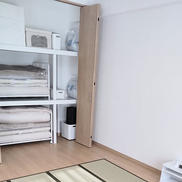 Bedroom,LIXIL,古いマンション,自分がよけりゃあそれでよし,シンプルな暮らし,マンション暮らし,夫婦二人暮らし,片付けやすい,楽天roomやってます,ワンアクション収納,自分スタイル,すっきり暮らす,探さない収納,整っている暮らし,おしゃれとは程遠い,ヘンなこだわりが強い妻,好きな物堂々と残す,『個』が強いと言われます,複雑化しない収納,きれいに保つ,映えのない写真,少しの変化を大切に,布団派 usaoの部屋