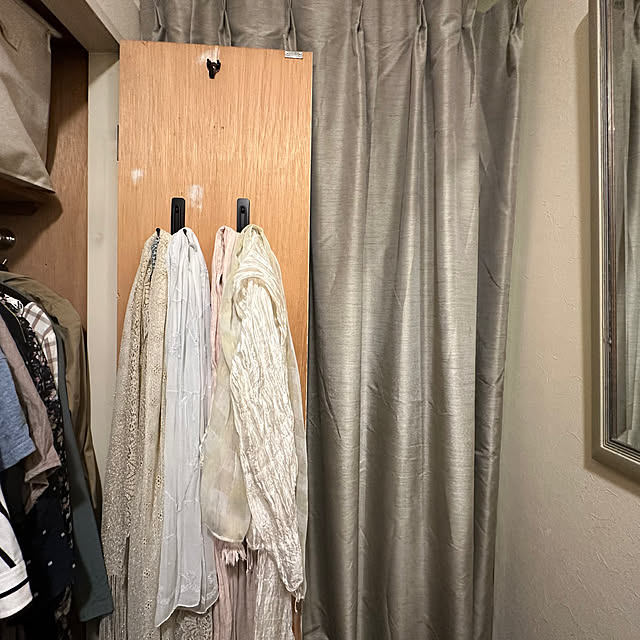 Entrance,複数枚投稿,隙間収納,コマンドフック,ブログ更新しました♡,ストール収納,かける収納,無印良品 布ボックス,扉の裏側,モニター品,扉裏活用,ダブルワイヤー,無印良品 遮光カーテン,カーテンで玄関からの外気を遮断 mizucchiの部屋
