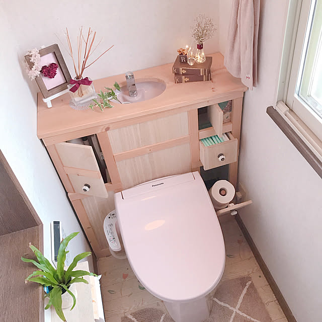 トイレのインテリア,手作り,百均,ディスプレイ棚,バレンタイン,フラワーアレンジメント,棚DIY,タンクレス DIY,Bathroom,かすみ草,花瓶,飾り棚 tararaの部屋