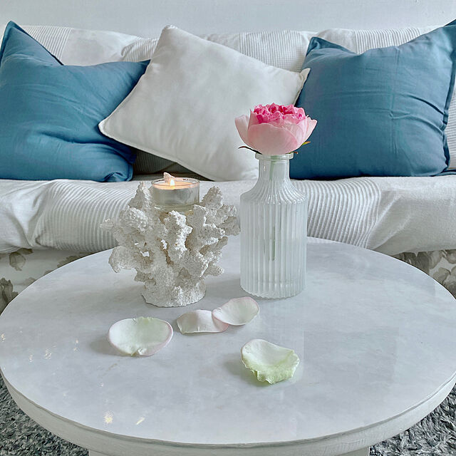 IKEAのソファー,テーブル,珊瑚のキャンドルホルダーザラフォーム,一輪ざし,庭に咲いた薔薇,薔薇,ニトリのクッションカバー,IKEAのクッションカバー,花と緑のある暮らし,Lounge,海を感じるインテリア Megumiの部屋