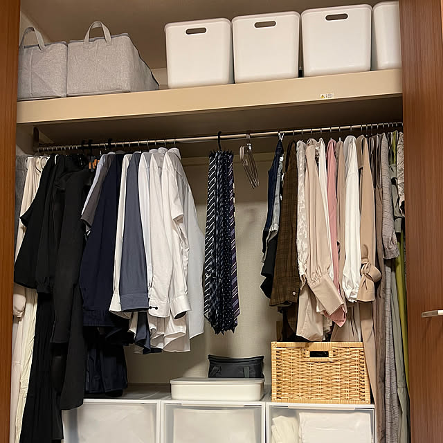 Bedroom,クローゼット上段,天袋収納,ソフトボックス,無印良品,クローゼット,かご,クローゼット収納,スリーコインズ,衣装ケース,転勤族,賃貸インテリア,シンプル化,整理収納,ネクタイ収納,シンプルインテリア,1LDK2人暮らし,滑らないハンガー,ゆるミニマリスト,ネクタイハンガー,やわらかポリエチレンケース,ダイソー,100均,100均収納 ayatan1206の部屋