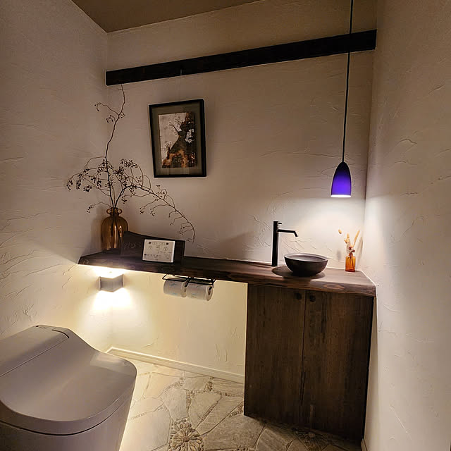 Bathroom,トイレのインテリア,塗り壁,のばらの実,日本画を飾る,ヤマギワ照明,ペンダントライト,むらさき,桧カウンター,オンリーワンクラブ,手洗いボウル retrospectivejapanの部屋