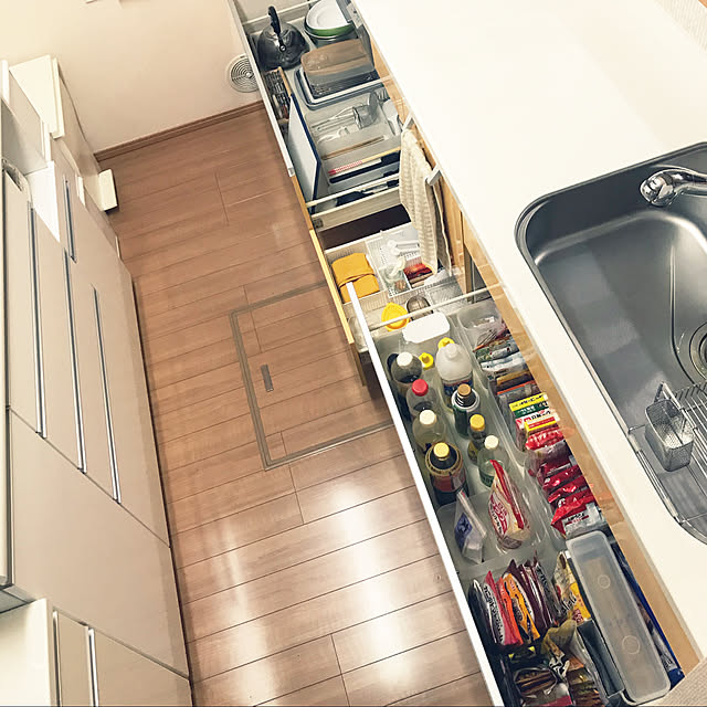 掃除しやすい,システムキッチンの引き出し,子供が自分で出来る,お手伝いしやすい,物を置かない,キッチンの工夫,すっきり暮らしたい,子供と暮らす,狭小,建売,ミニマリスト,こどものいる暮らし,隠す収納,家族も使いやすい,コンロ下収納,シンク下収納,収納見直し,床にものを置かない,Kitchen,ありがとうございます,RoomClip mag 掲載,保存30件超ありがとうございます riの部屋