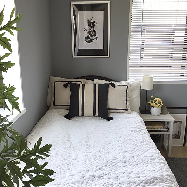 Bedroom,グレー好き,モノトーン×ウッド,シンプルインテリア,モノトーン×ナチュラル,ナチュラルモダン,観葉植物,花のある暮らし,グリーンのある暮らし,グレー壁ペイント,ベルメゾン,ラブザリネン,ラブザリネンのマルチカバー,フレンチリネンキルトマルチカバー,海外インテリア好き kuruの部屋