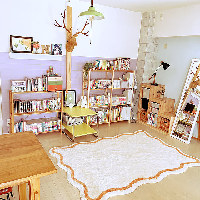 Overview,トロファスト,フランフランのラグ,無印良品,本棚,フランフラン,壁に付けられる家具,壁紙屋本舗,ガシャポン,壁紙DIY,カラフルインテリア,パイン材ユニットシェルフ,ラベンダー色の壁紙,IKEA,漆喰壁DIY evitenの部屋