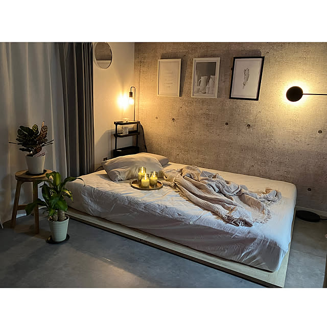 Bedroom,2023.7.26,明かりのある暮らし,海外風インテリア,ライトアップ,賃貸マンション,賃貸インテリア,癒しスペース,イイネありがとうございます♪,ひとり暮らしのインテリア,フォローすごく嬉しいです♡,コメント嬉しいです♡,インテリアランプ,ブラックアイテム,無機質インテリア,間接照明のある暮らし,現状回復インテリア,グレーインテリア,無印カバー,コンクリート風クッションフロア,コンクリート風床,エマスリープマットレス,観葉植物のある暮らし,ランプ照明,観葉植物,多肉植物,植物のある暮らし pippiの部屋