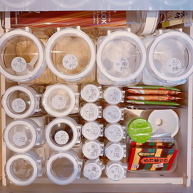 Kitchen,白,保存容器,詰め替え容器用ラベルシール,詰め替えボトル,詰め替え,引き出しの中,調味料収納,スパイスボトル,モチベーション上がりました,オーバーストック予防,白統一,フレッシュロック収納,フレッシュロックに詰め替え,フレッシュロック 白パッキン,フレッシュロック,賃貸でも諦めない！,目の保養,賃貸暮らし,夫婦＋猫3匹,収納方法 SO105の部屋