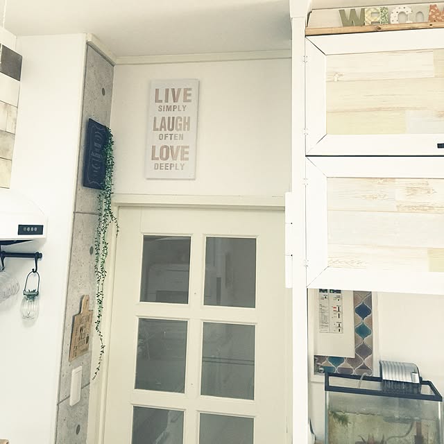 Kitchen,スクラップウッドの壁紙,ニッチ風,棚DIY,水槽,アートパネル,こどもと暮らす。,シンプルナチュラル,男前もナチュラルも好き,ニトリ,フェイクグリーン,コンクリート風壁紙,セリア smileyの部屋