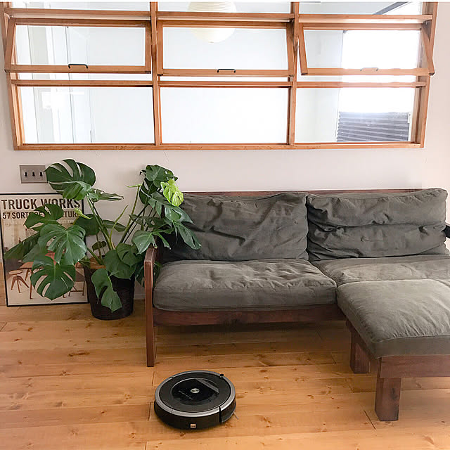 室内窓,カーキソファ,ウッドフレームソファ,ソファ,観葉植物,観葉植物のある暮らし,squarefurniture,SQUARE FURNITURE,TRUCKポスター,Lounge Mossanの部屋