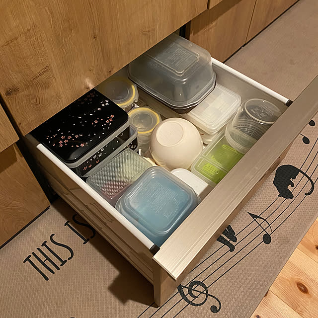 リクシルキッチン,ライトグレイン,小上がり畳スペース,インナーガレージ,狭小住宅,屋根裏部屋のある家,二階が住まい,無垢の家,木の家,二階LDK,ロフトのある家,小上がり和室,注文住宅,生活感のある家,スキップフロアのある家,インナーガレージのある家,Kitchen senbei.sakuramochiの部屋