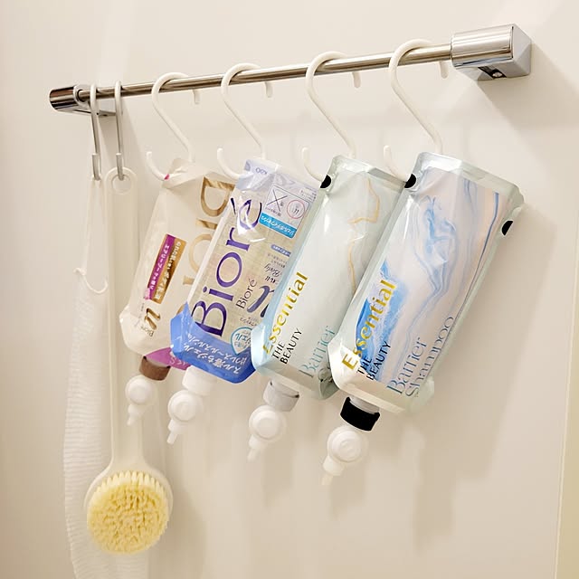 Bathroom,お風呂,ラク家事,予防掃除,エッセンシャルシャンプー,エッセンシャルコンディショナー,ビオレu ザ ボディ,ビオレボディ乳液,らくらくスイッチ,らくらくスイッチ勢揃い,花王株式会社,建売だけど心地よく,心地よく暮らす工夫,すっきりとした暮らし,良い時間を過ごす,モニター報告,吊り下げ収納,フック,訪問ありがとうございます♡,みなさんに感謝です♡,コメントお気遣いなく♡,写真3枚あります suzuの部屋