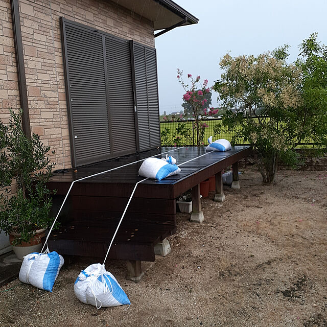 防災,台風接近中,雨戸,ウッドデッキ,土嚢袋,被害がありませんように…,パパさんDIYウッドデッキ,台風対策 Johnmamaの部屋