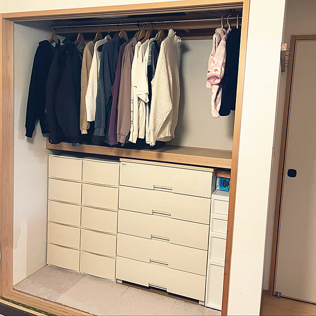 こどものいる暮らし,オープン押し入れ,押し入れ改造,和室,1階,よく着る服,DIY,裁縫道具　救急道具　引き出し収納,みんなのパジャマ　引き出し収納,父の仕事着　吊り下げ&引き出し収納,母の服　吊り下げ収納,子供服　引き出し収納,ハンガー　引き出し収納,よく使うもの,On Walls,押し入れ改造後 pekoの部屋