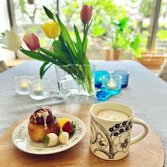 My Desk,堀井和子さん,マグカップ,キャンドルホルダー,いちご,癒し,フラワーベース,パン作り,チューリップ,カフェラテ,イッタラ カステヘルミ,シナモンロール,花のある暮らし,アアルトベース,アラビア パラティッシ,マンション暮らし,おうたカフェ,ランチョンマット,2024.5.11 mag掲載,パン焼き修行中 pooの部屋