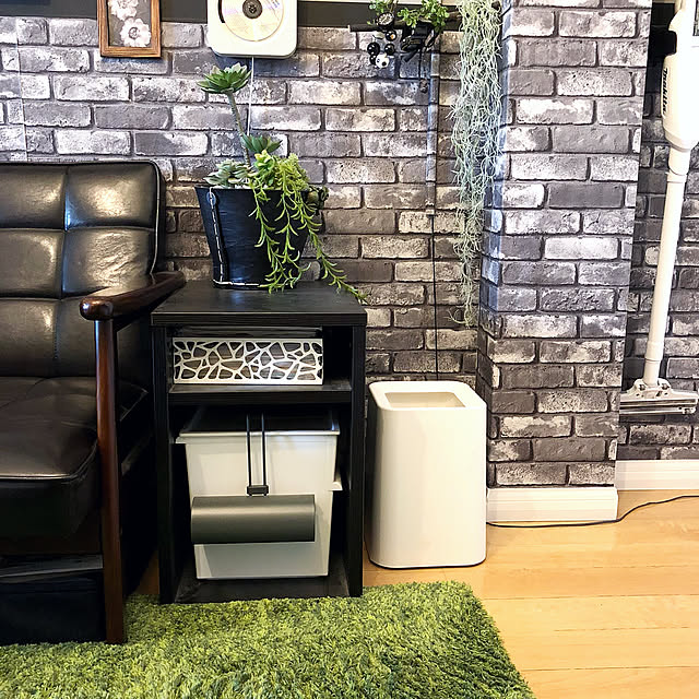 Lounge,リビングの一角,フェイクグリーン 寄せ植え,壁紙 レンガ,お値段以上♡,ダストボックス,ゴミ箱,ニトリ,いいね、フォロー本当に感謝です♡ kaerucoの部屋