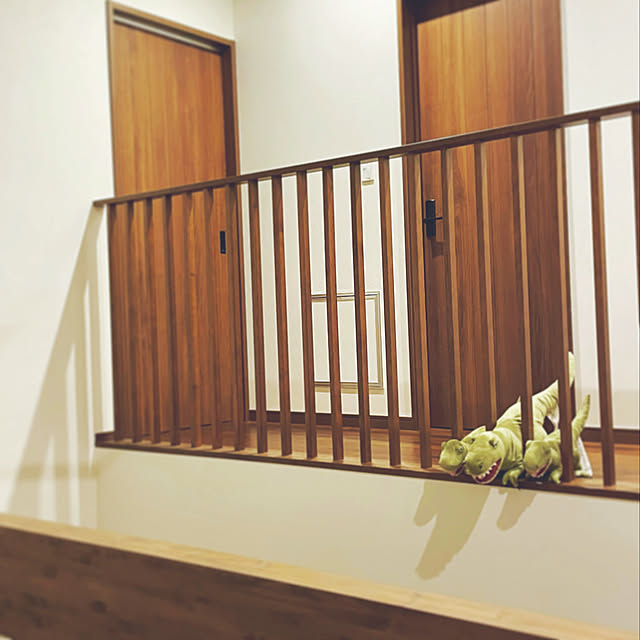 二階の廊下,二階の部屋,梁のある吹抜け,梁のある家,IKEAのぬいぐるみ,IKEA,吹き抜け 梁,吹き抜け階段,吹き抜けのある家,吹き抜け,オープン階段,ウッドワンの階段,ウッドワンのドア,ウッドワンの床,ウッドワンの建具,ウッドワン,わが家のドア,無垢の床,無垢材の床,無垢床,On Walls oa.mの部屋