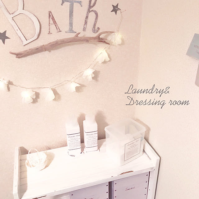 Bathroom,娘たちが楽しめるように♡,ダイソーガーランドライトリメイク,かめらまーく消し,エイジングペイント,marri ちゃんからの流木,真似っこガーランドライト♪,ホワイトインテリア,詰め替え,セリア詰め替えボトル,洗剤ストック置き場,いいねとフォローありがとうございます,押し逃げ失礼してます！,洗面室,ダンボールリメイク アルファベット tarの部屋
