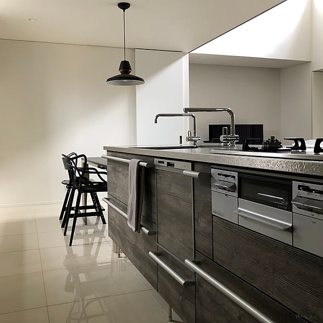 Kitchen,一生紀,isseki,キッズチェア,ブラック,ダイニング,ペンダントライト,ARTWORKSTUDIO,名古屋モザイクタイル,toyokitchen,トーヨーキッチン,システムキッチン,木目調,フェイスタオル,モニター応募投稿,モノトーン,タオル,グレージュ,シンプル,kartell,マスターズチェア,ミニマル,洗濯,ホームコーディ,ホームコーディのある暮らし,イオン ホームコーディ,夏の暮らし準備2024 karenの部屋