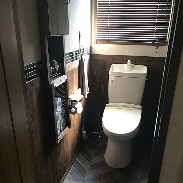 Bathroom,セリアの焼き網,フレンチヘリボーン,フロアシート,ドリームステッカーさん,ブライワックス ジャコビアン,RESTAさん,コンクリート壁紙,ニトリのブラインド,トイレ,築24年,いいね、フォロー本当に感謝です♡,西粟倉森の学校,カベハリ,タイルシール,100均リメイク,ヘリボーン柄 zurinの部屋
