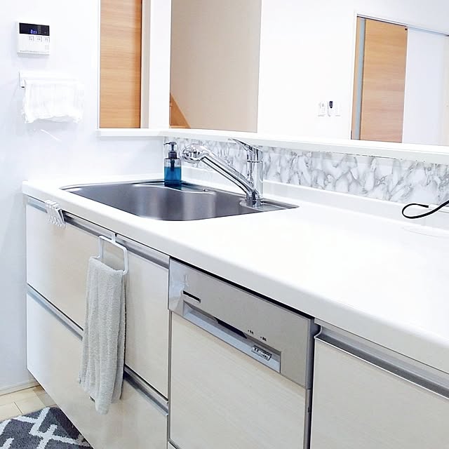 TOTO,すっきり暮らす,建売住宅だけどお気に入り,爽やかなインテリア,建売住宅だけど,大理石調リメイクシート,洗剤ボトル,必要最低限の暮らし,見せない収納好き,２枚投稿です♡,Kitchen tomoの部屋